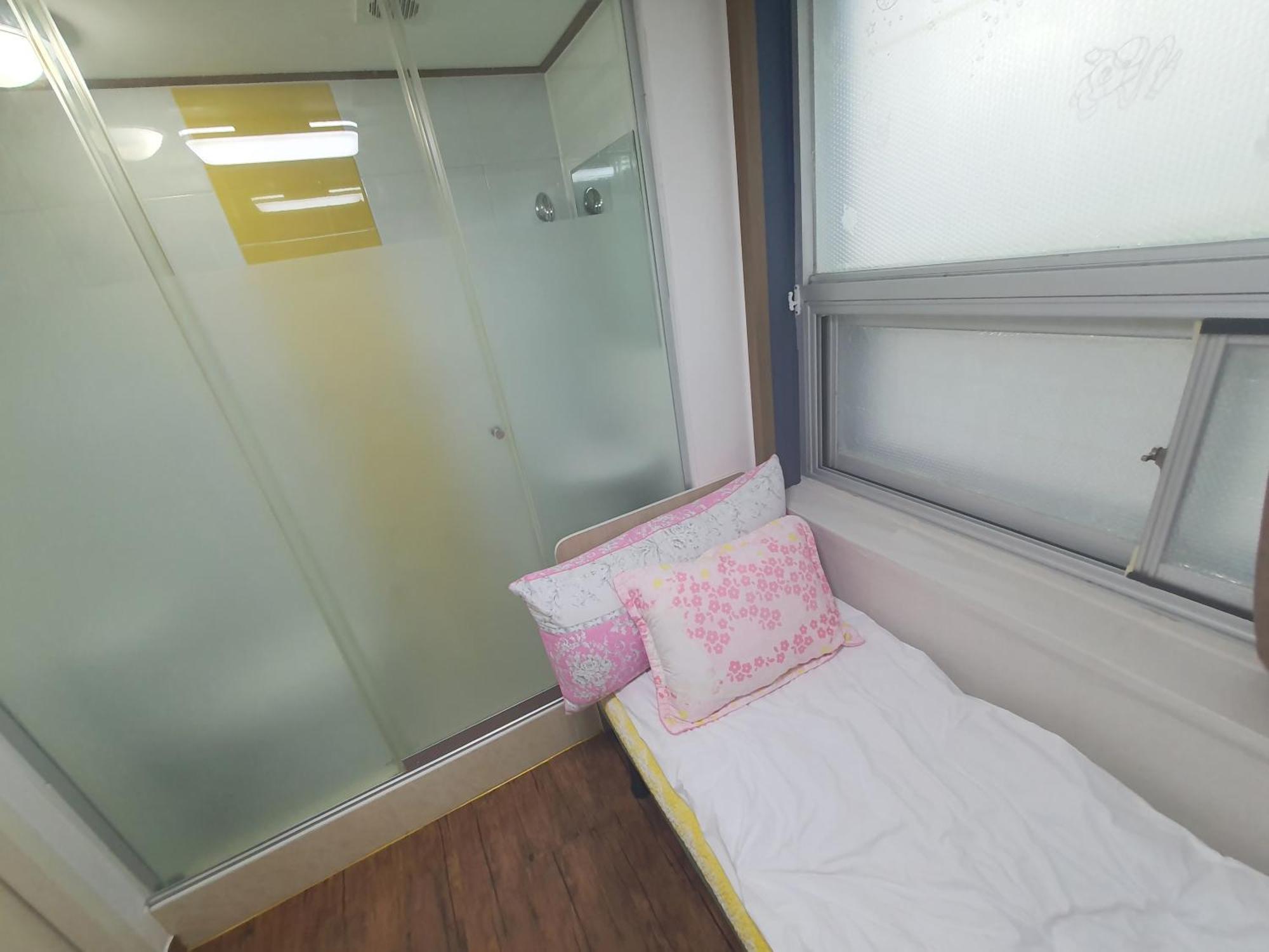 Guest house Sinsa Stay- Female Only