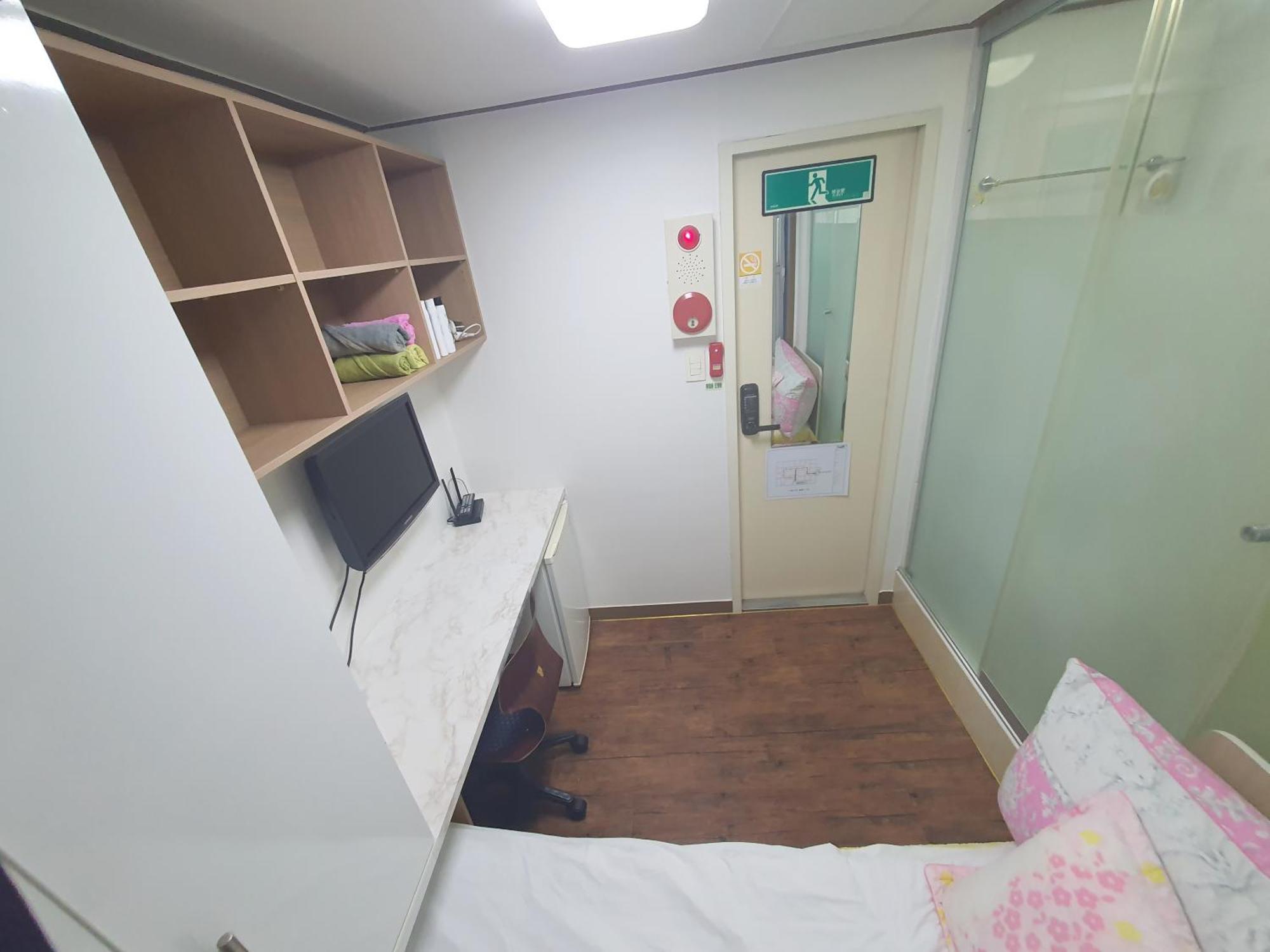 Guest house Sinsa Stay- Female Only *