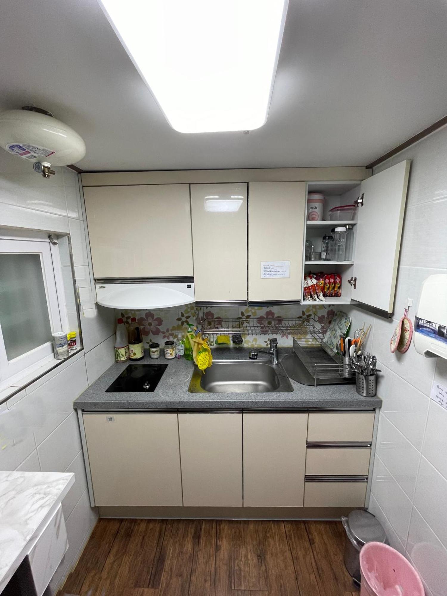 Sinsa Stay- Female Only Guest house Seoul